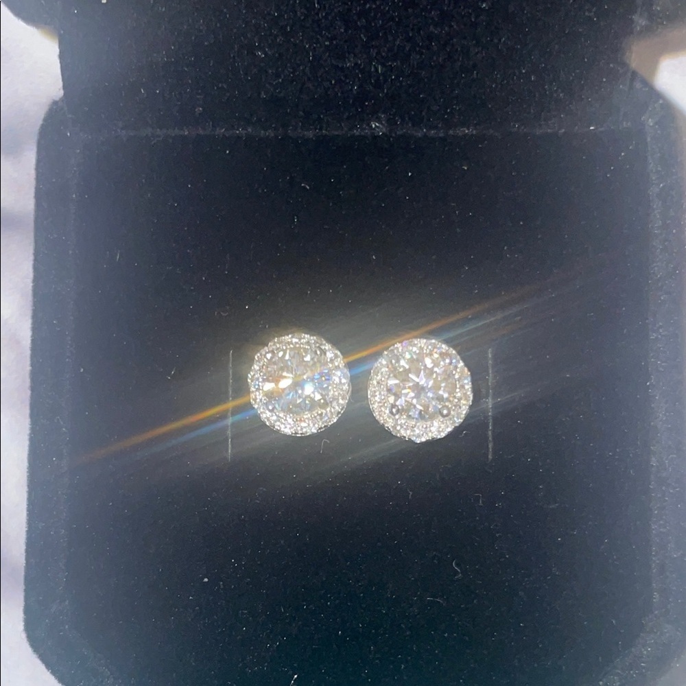 Elegant Stud Earrings for women or men/screwbacks genuine moissonite stones